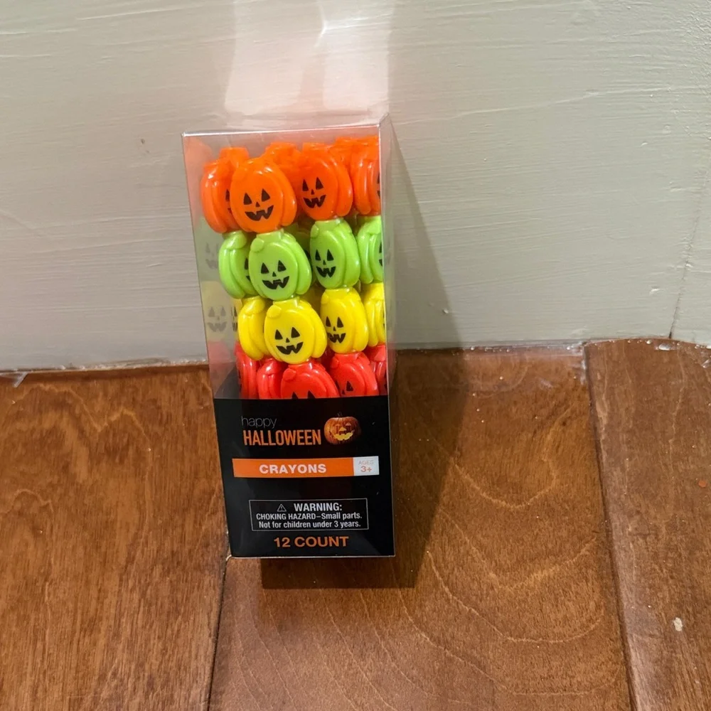 NWT Halloween Pumpkin Crayons Set